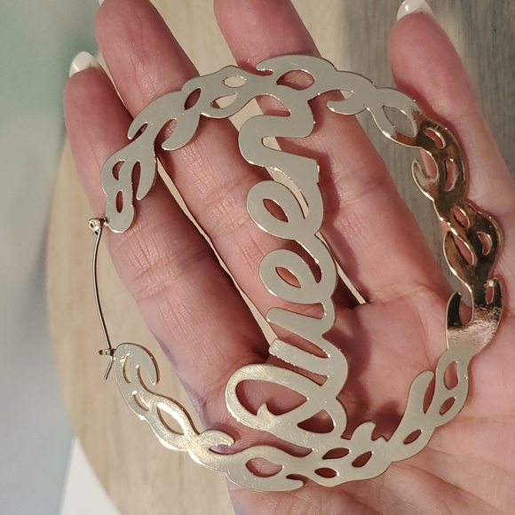 Boutique Jewelry - 'QUEEN' within a circular design pierced goldtone statement piece Vegas party